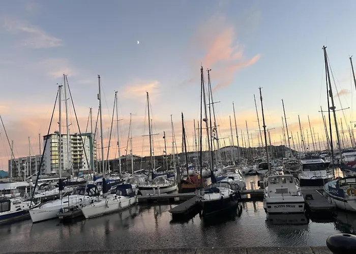 2 Bedroom Dreamy Apartment In Plymouth!